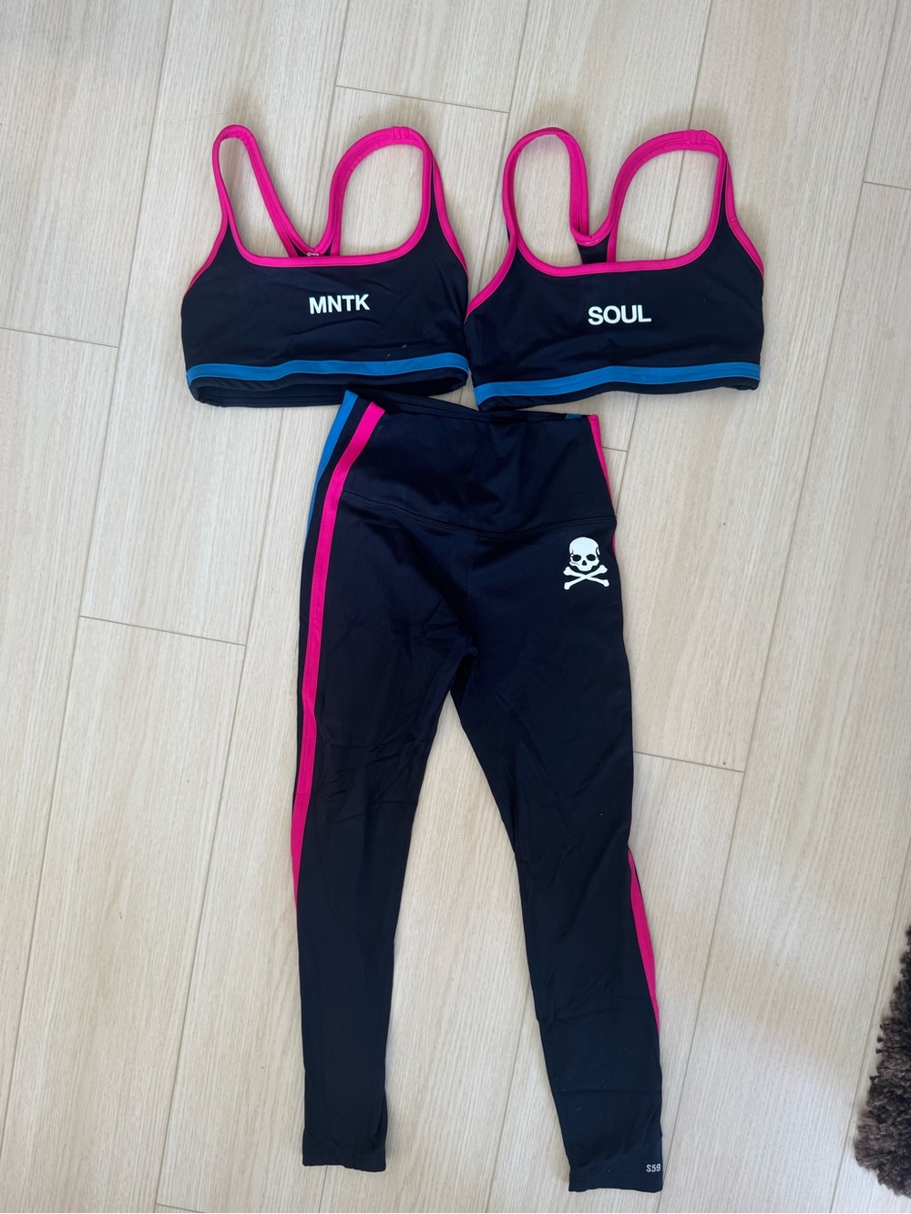 Splits59 Set! Comes with both sports bras and the leggings